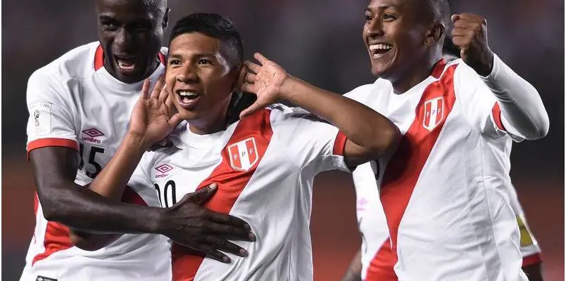 ¡Gerardo Flores mete gol para Perú!