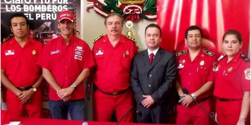 ¡Mira el Uniforme De Perú Rojo!