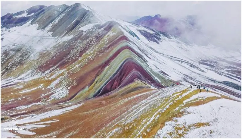 ¡Descubre la Colina De Colores en Perú!