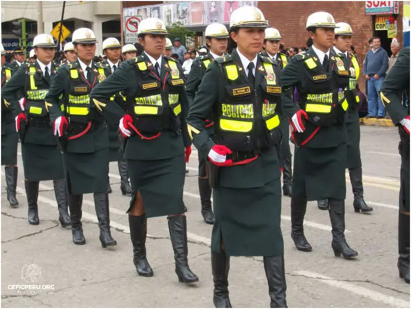 ¡Increíble! ¡Mira el Uniforme De Policia Mujer Peru!